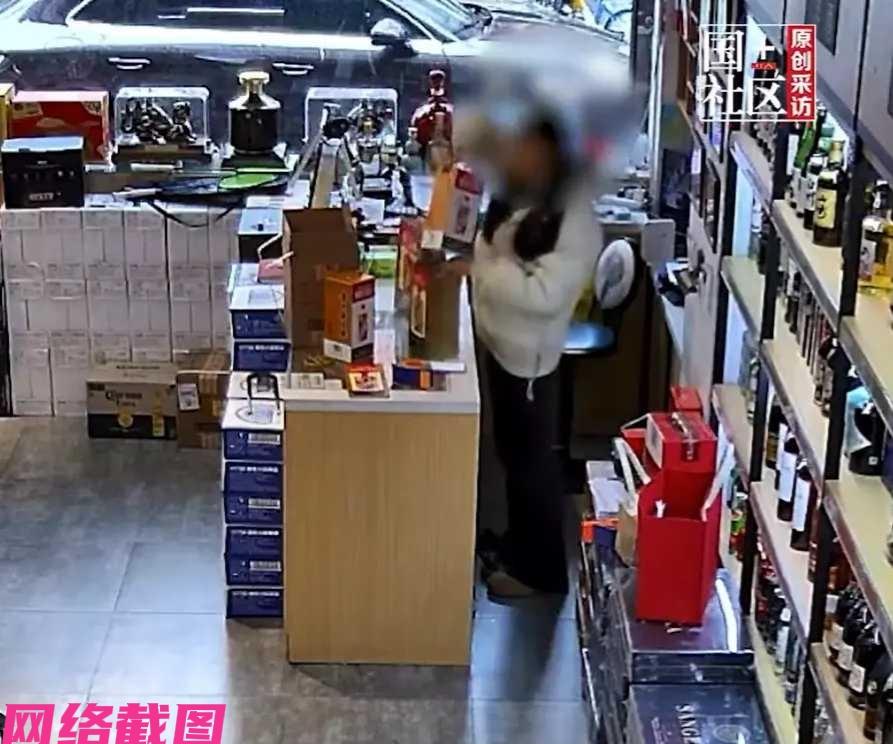 浙江义乌有女子在一家烟酒店做事时，不小心拿茅台酒装袋时手没拿稳，一瓶价值三千多的