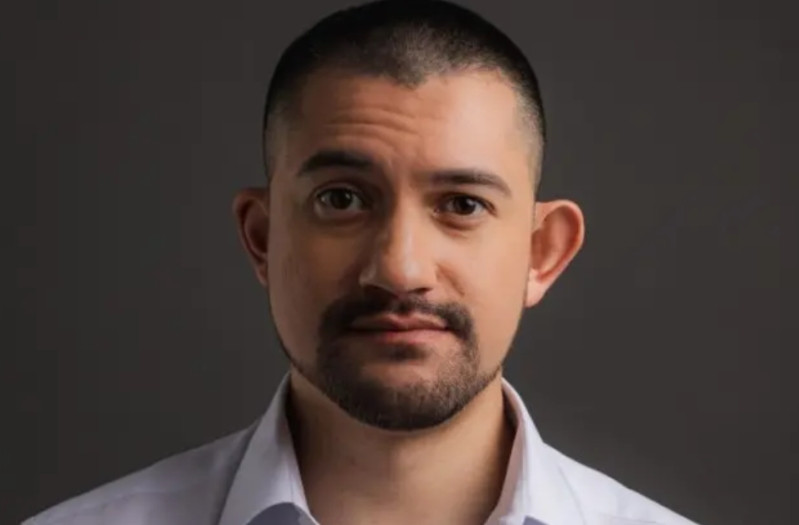 这个人竟然是黄仁勋的儿子！这样一看，一点点没有遗传到他老爹的亚洲血统啊，完全就