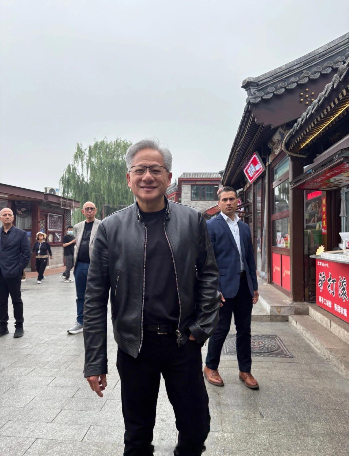 黄仁勋称我比较有钱不用请我不在乎钱马老师，比较有钱黄仁勋…这些大佬能做到这么亲民