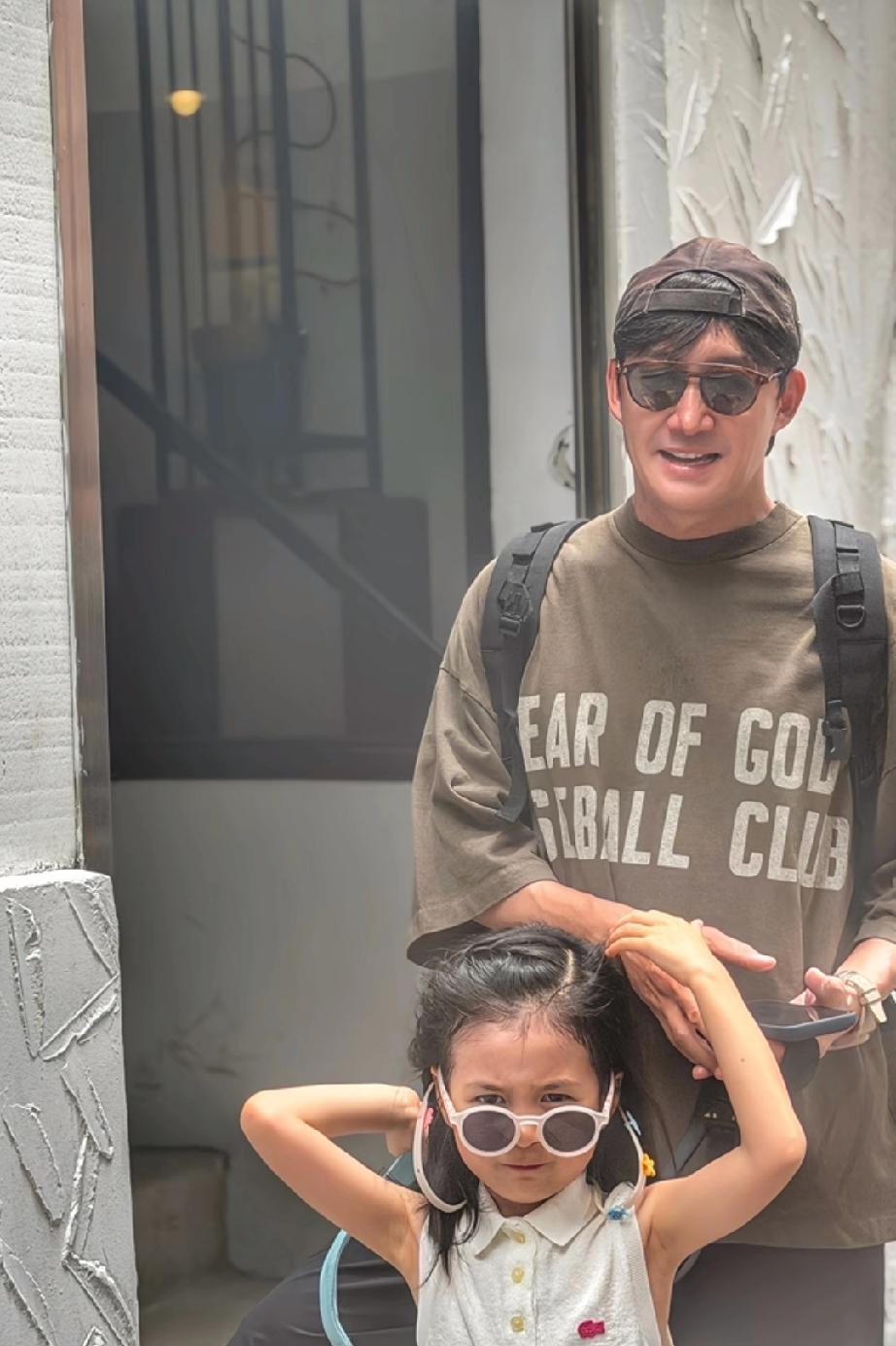 王阳一家三口过六一，他给老婆高斯昵称实在太甜了，叫女儿小宝，叫老婆大宝，一家三口