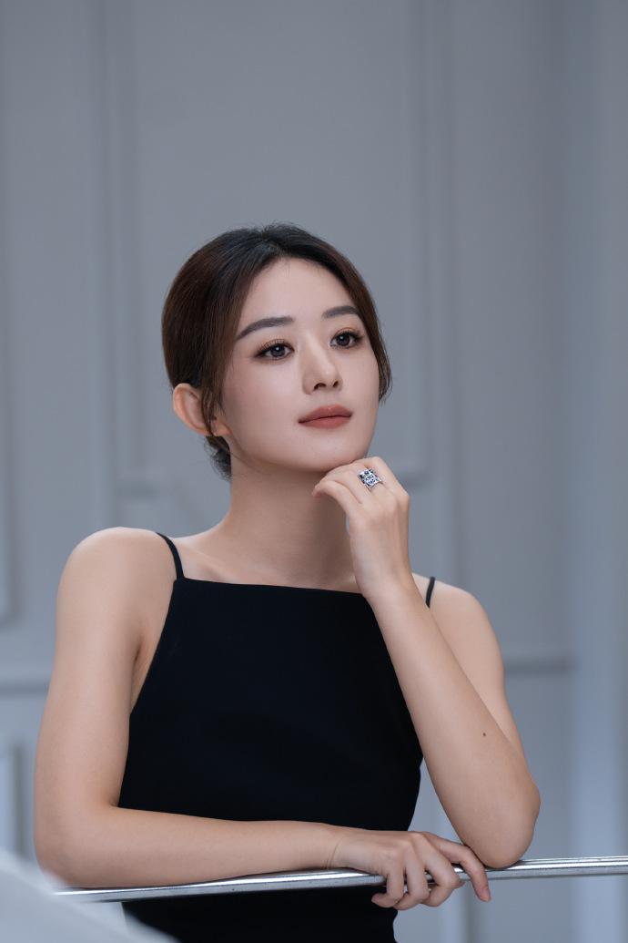 最近赵丽颖拍摄了一组很漂亮的大片，她这次走极简主义路线，看起来年轻又时尚。赵