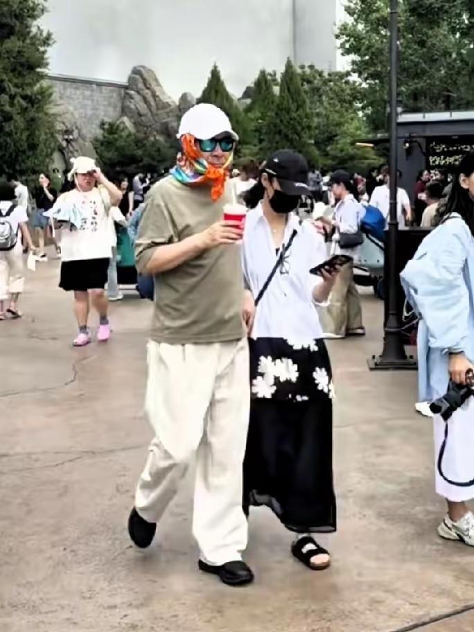 陈建斌头戴彩色丝巾，坐婴儿车太搞笑了，网友当场笑到肚子疼！镜头下的陈建斌与蒋勤
