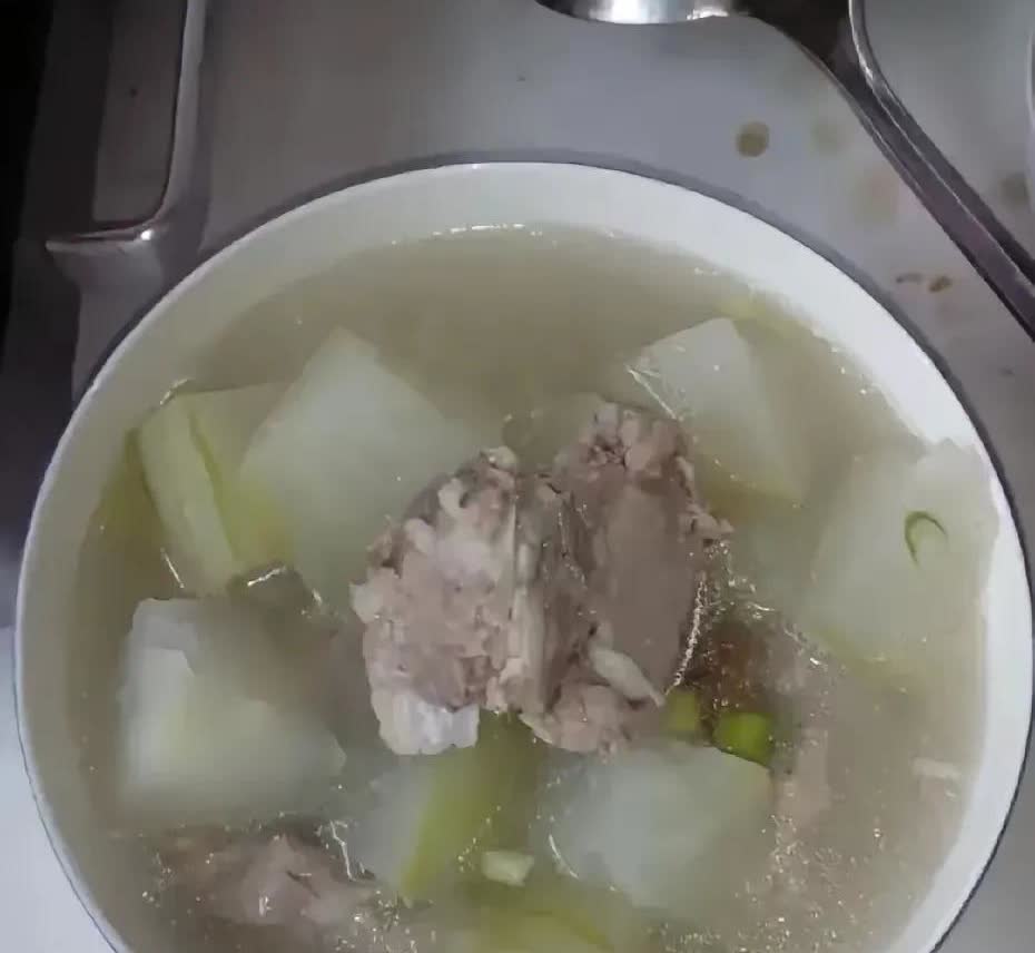 河南，一名女子晚上炖了一锅冬瓜排骨汤，炖好后，她就喊儿子和儿媳，开饭了。然后，她