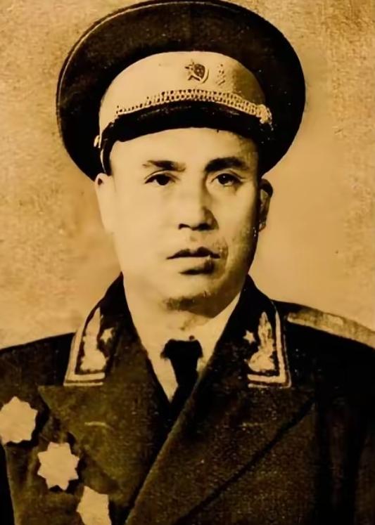 1947年，四野一位师长娶了牺牲战友的遗孀。新婚夜，他没碰新娘，反而对着她提了个