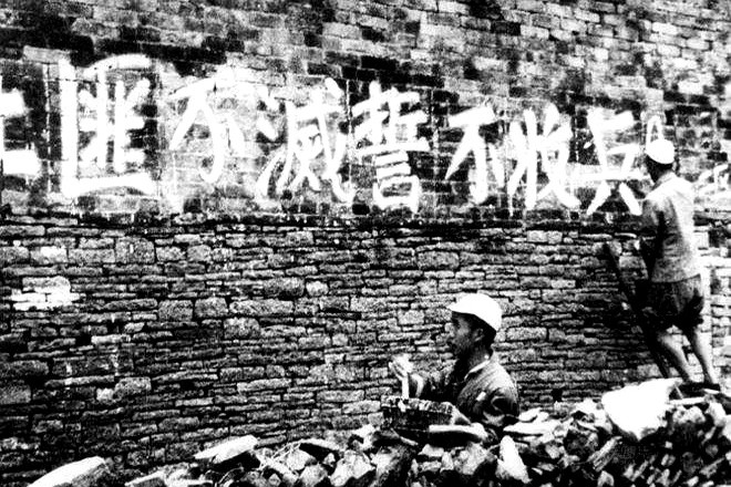 1950年那个闷热的七月深夜，二十多名武汉女大学生南下工作队在广西荔浦遭遇土匪伏