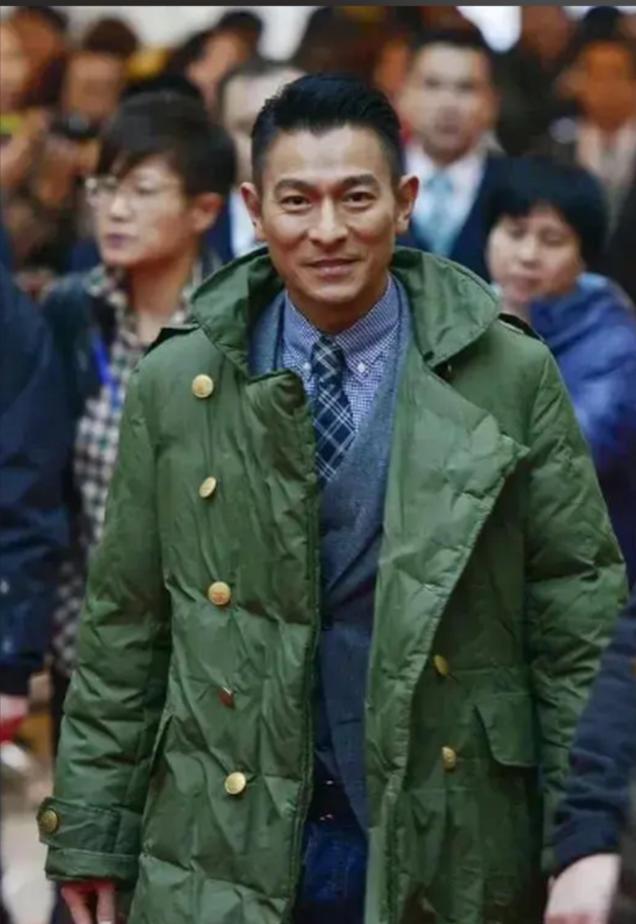 羽绒服真的不如军大衣？几千块的北面、大鹅在0度就瑟瑟发抖，昨天回老家穿了我爷的