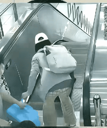 大姐你这么操作，你家里人知道不？大妈紧赶着还是被撞飞了，后果很严重啊！