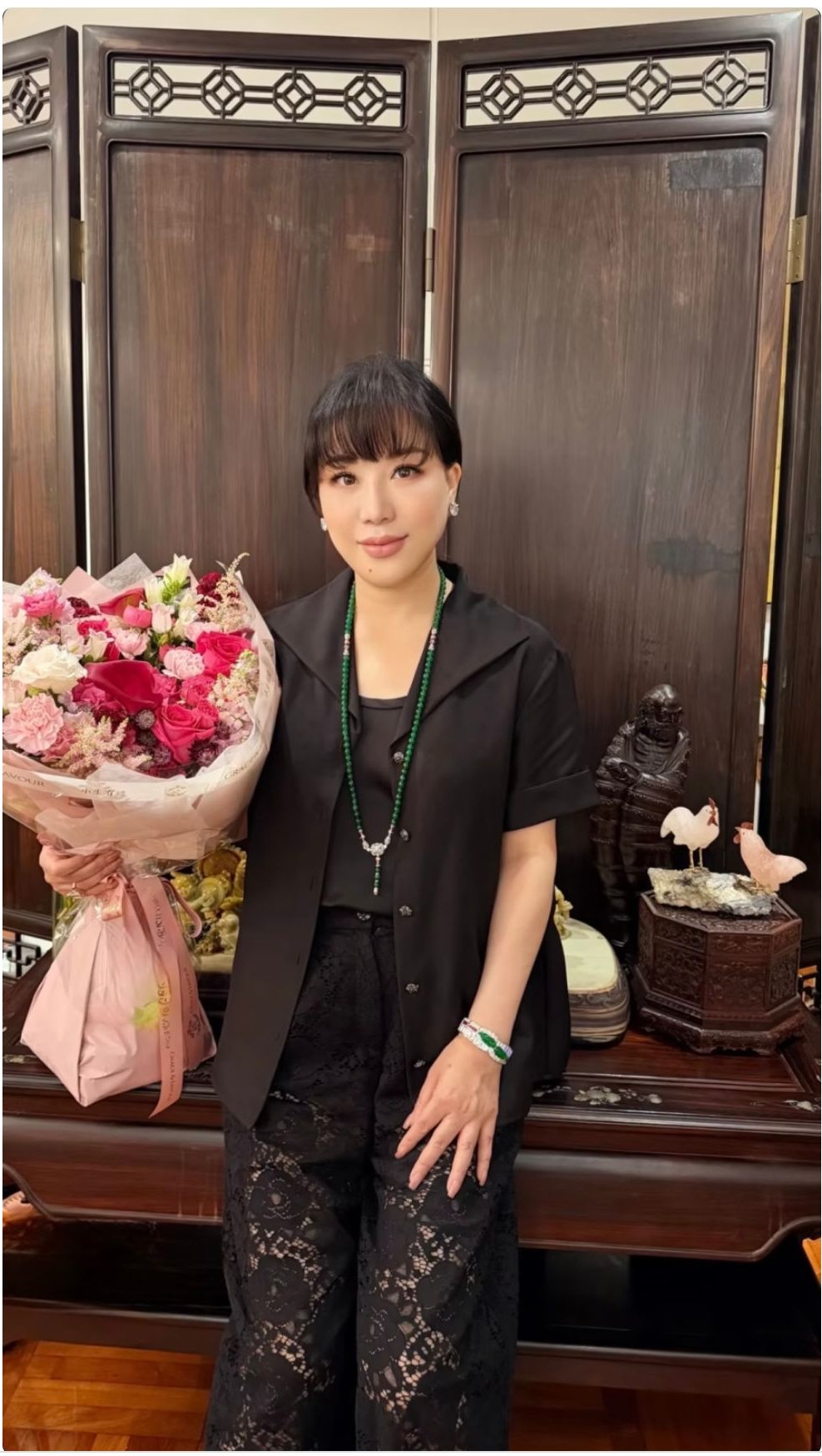 69岁吕良伟为妻子庆生，头发乌黑浓密状态年轻，自曝生理年龄39岁
