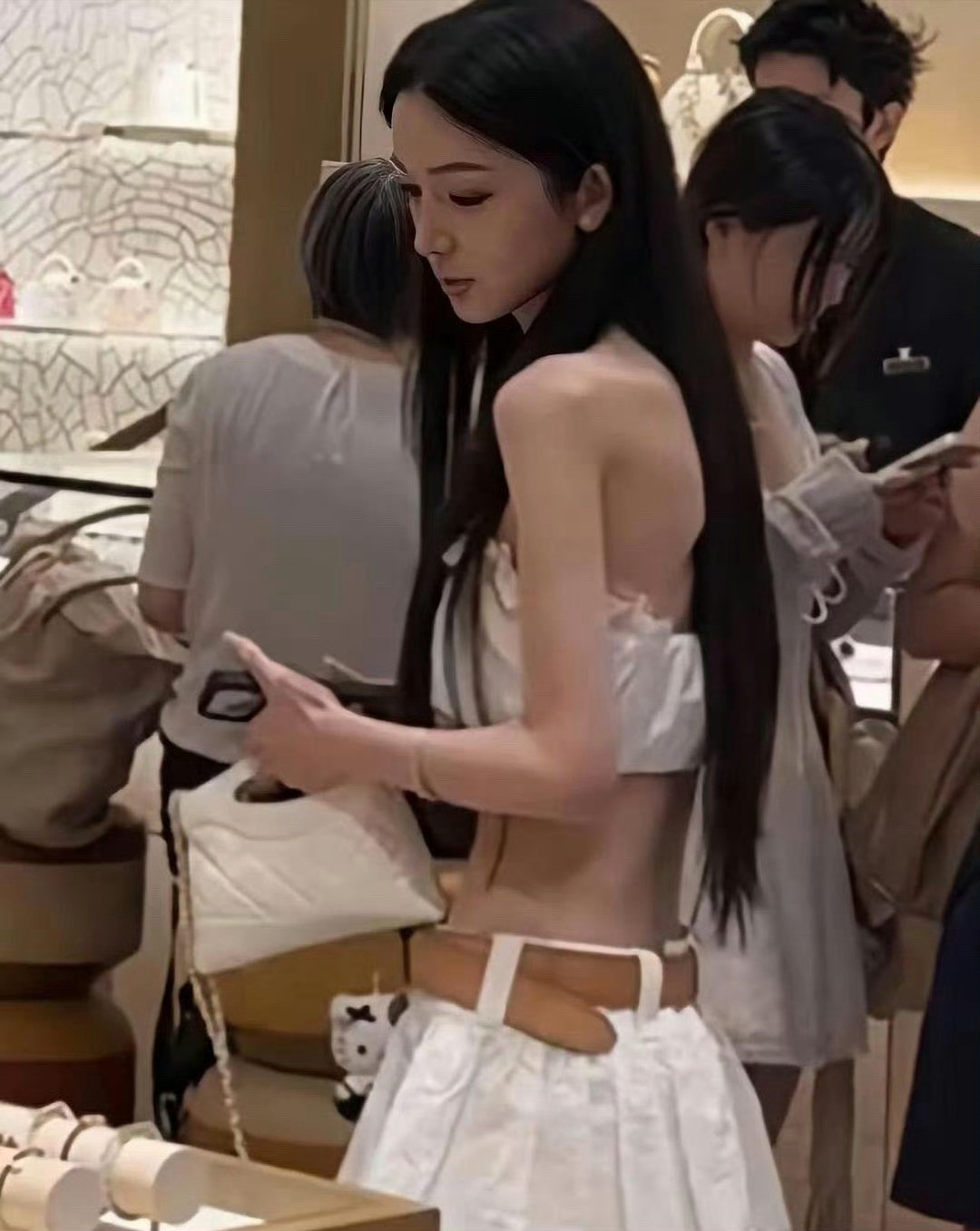 王思聪新女友看着气色很差，浑身没精神，但身材是真绝。​​​