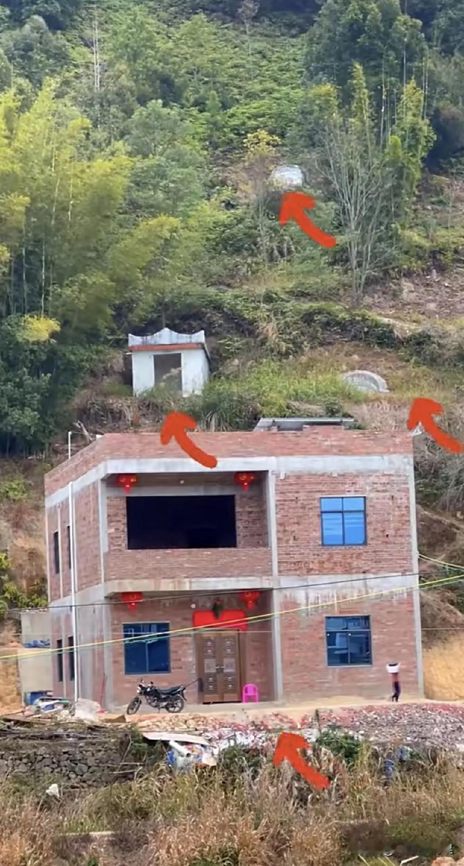 这户人家胆子真的大，居然在这个地方建新房子，他们是不是没有请风水师傅看地基？正