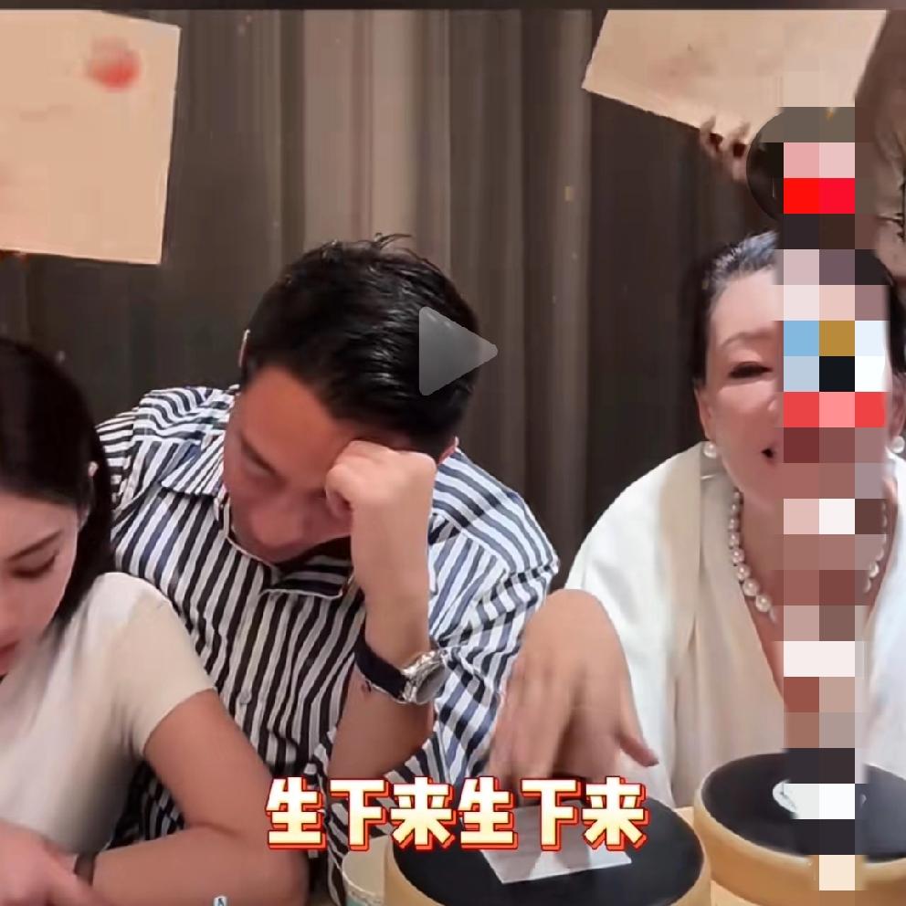 肢体动作骗不了人，汪小菲和马筱梅表面上对张兰要求带三胎做直播的言论言听计从，