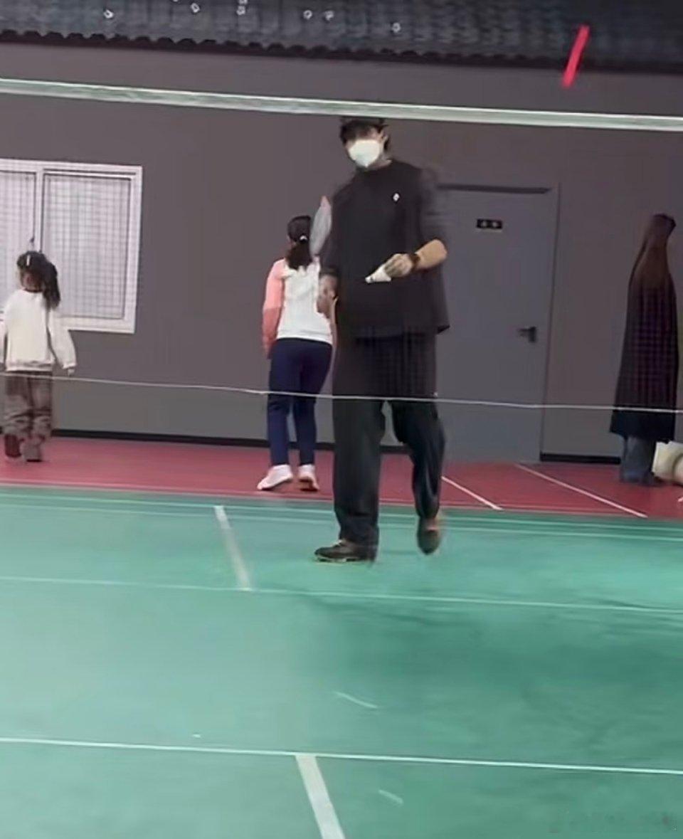 打羽毛球偶遇宋威龙网友打羽毛球偶遇宋威龙打羽毛球撞上宋威龙！低调运动超帅气，新