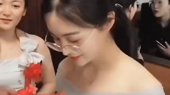 婚礼上被伴娘一眼封神了刷到这个视频直接被狠狠惊艳！低眉浅笑的瞬间，温柔感直接