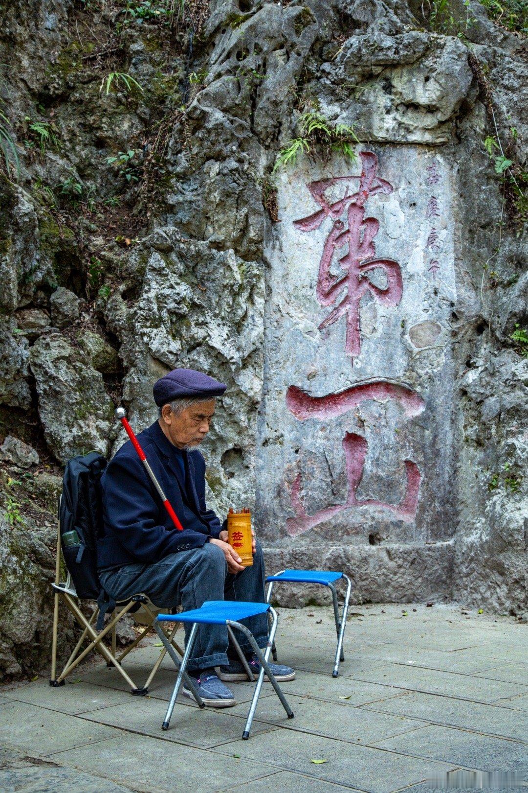 来过很多次贵阳，但还是第一次上黔灵山。沿着九曲径去逛弘福寺，古道的意境还不错，但