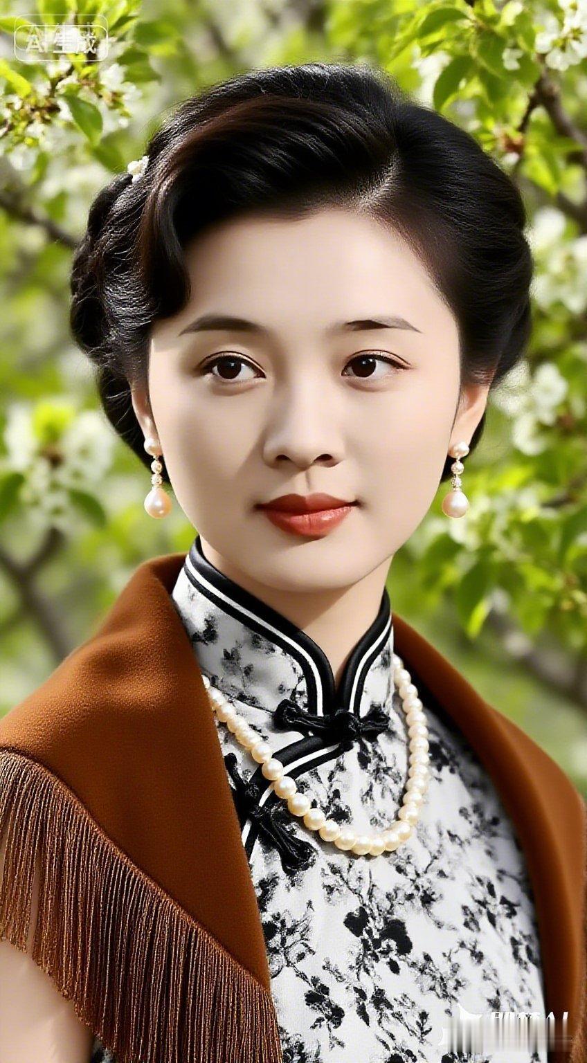 这位女士穿着旗袍，真优雅！我今年三十岁，没找合适的配偶，希望能遇见有缘男士。