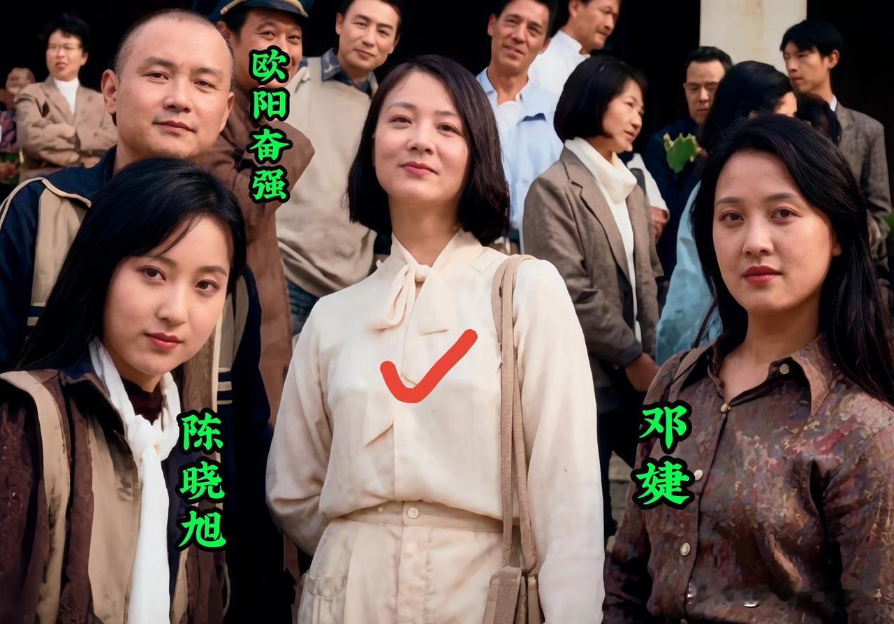 《红楼梦》扮演者欧阳奋强、陈晓旭、邓婕，在一起合影留念。中间这位女士没认出来，