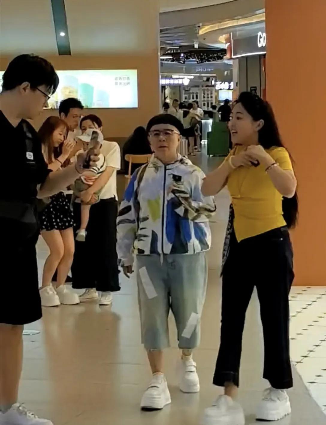 59岁金龟子和女儿一起现身漳州逛商场，她还是留着标志性的锅盖头发型，穿衣打扮有个