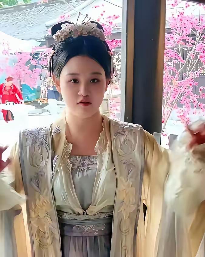 张家齐妈妈是真不知足女儿去横店体验群演，一上午赚了108元，妈妈看不上，这么