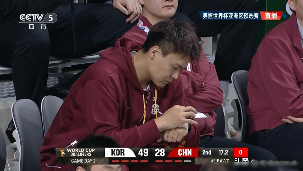 中国男篮老将赵睿真是心灰意冷了！在今天中国男篮客场挑战韩国男篮的比赛中，当时比赛