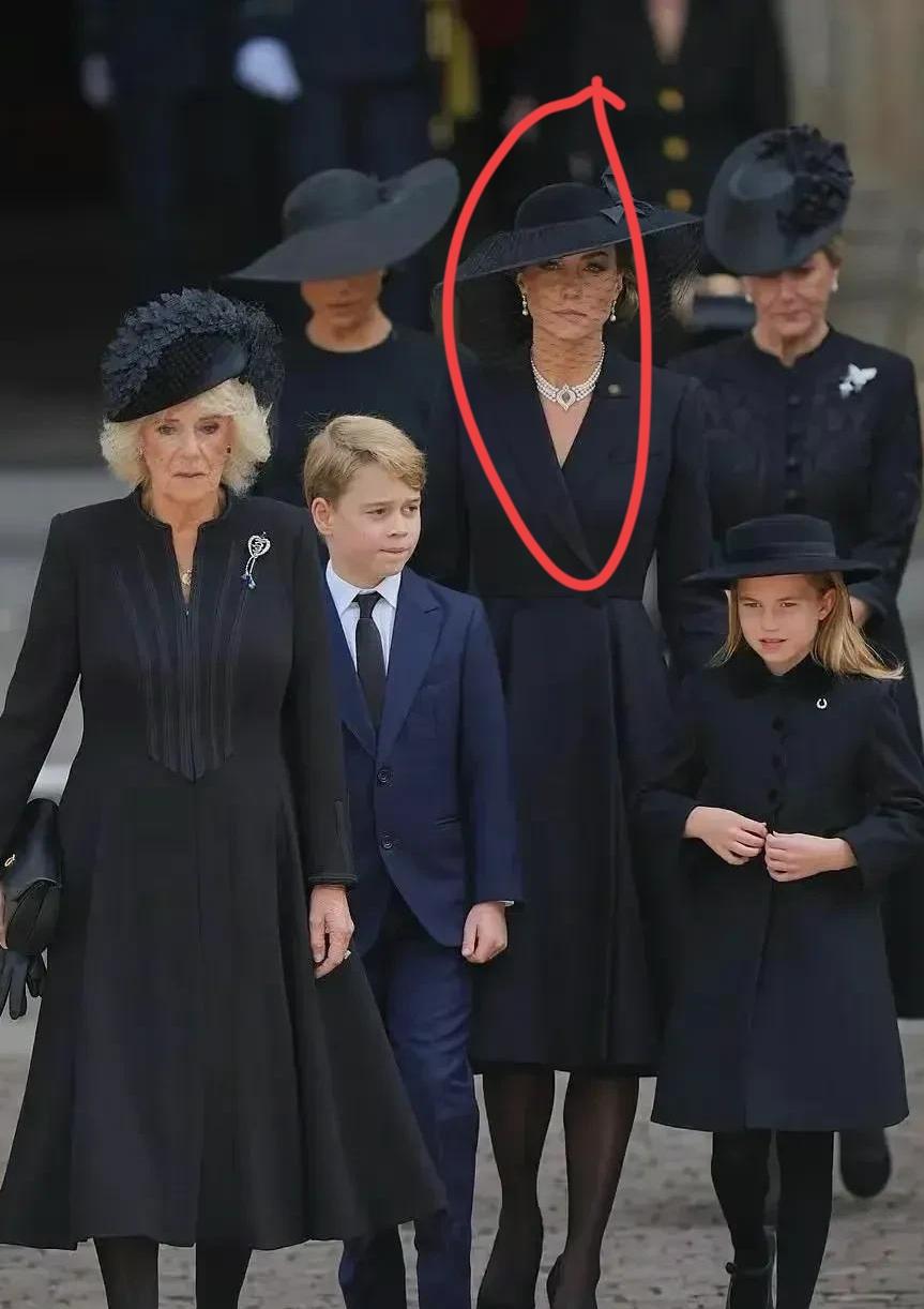 不得不说，这个时候的凯特，就已经显露了霸气2022年，在英女王的葬礼上，站在卡