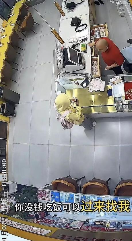 谁懂啊！福州这一幕，看哭无数打工人。深夜的街头，一个女孩求职屡屡被拒，身无分文，