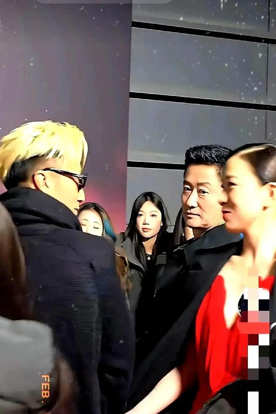 谢霆锋正跟吴京聊得起劲，霍汶希路过顺手啪一下拍在他屁股上，霆锋当场瞪眼回头，吴京