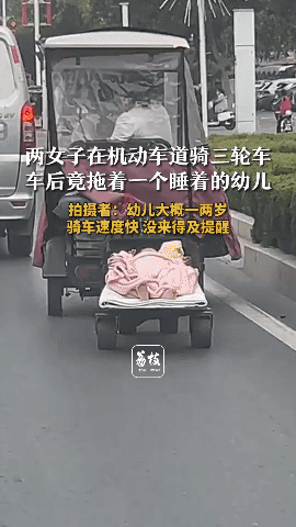 这女的是不是脑子有问题啊。6月26号，河南新乡，一男子在街上行驶时，一三