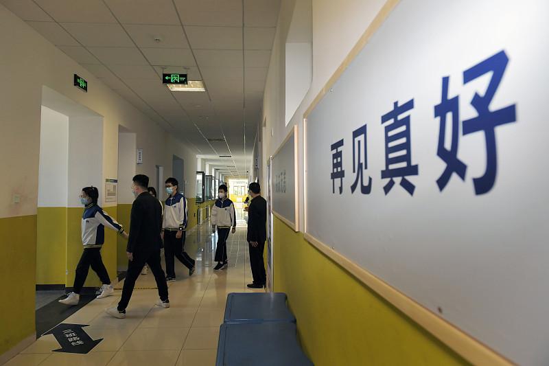 网上很多“国内财政供养人员过多”的说法，是偷换统计口径制造的谣言。我国这类