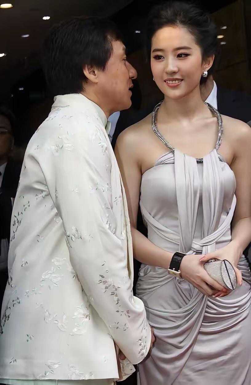 大哥，光闻闻就得了，别真动手啊！