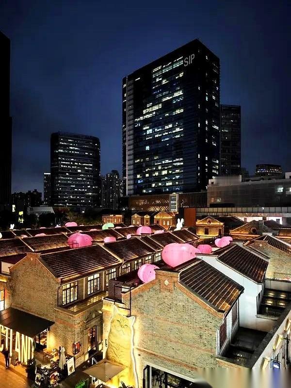 我一个朋友，十年前50万买的房，前两天500万卖了。他跟我说，那一刻他才明白，