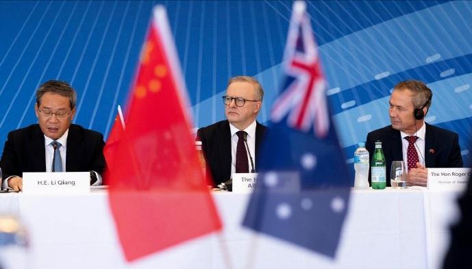 当澳大利亚贸易部长法瑞尔在媒体面前说出"对华贸易比对美贸易重要10倍"时，这句话