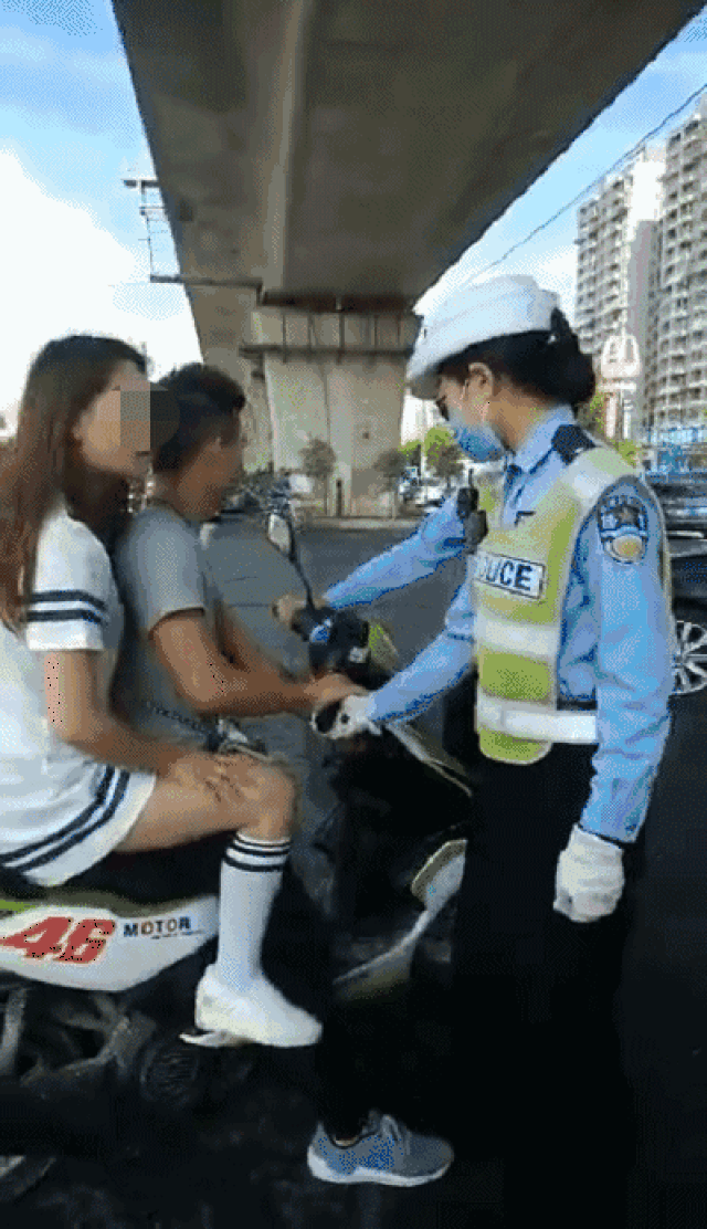 女交警在路上检查，发现一男一女骑摩托车均没有佩戴安全头盔。要求停车，到路边接受检
