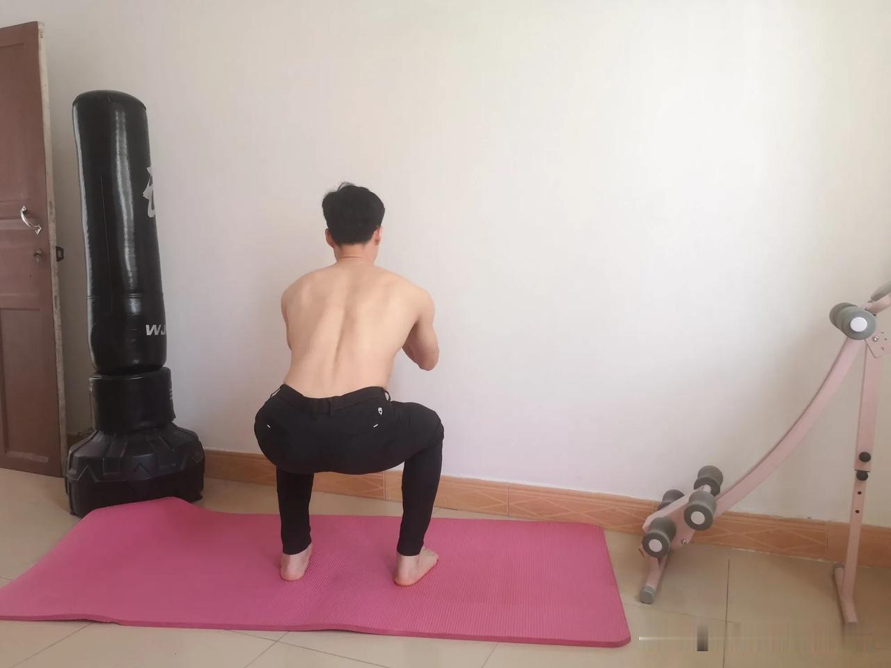 男人想成为猛男，想成为一个健康的人做到这些：第一、每日坚持完成100个俯卧撑