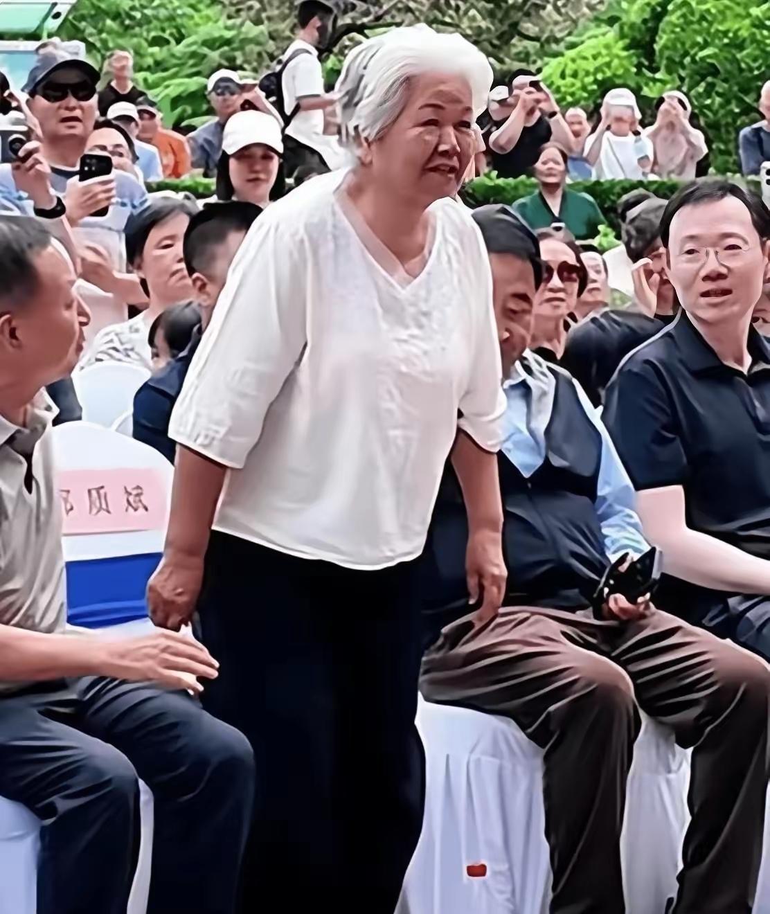 你认识这位满头白发的老人吗？当年的“国脸”，她没有敬一丹的风光，却有着普通人的安