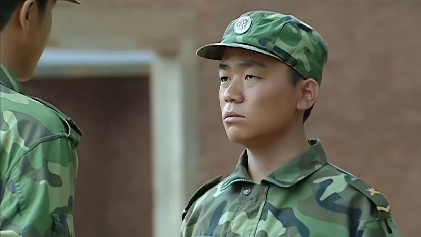 士兵突击中的许三多，军衔预测！许三多出生于1982年，19岁参军入伍，班长史