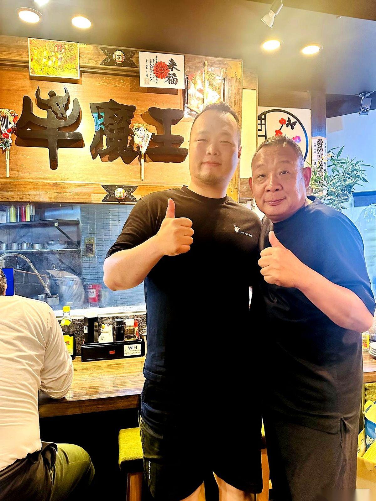 三百八的饭，他非要扫六百。店家送六只烧鸡，他非要塞两千。来回掰扯半天，我看着