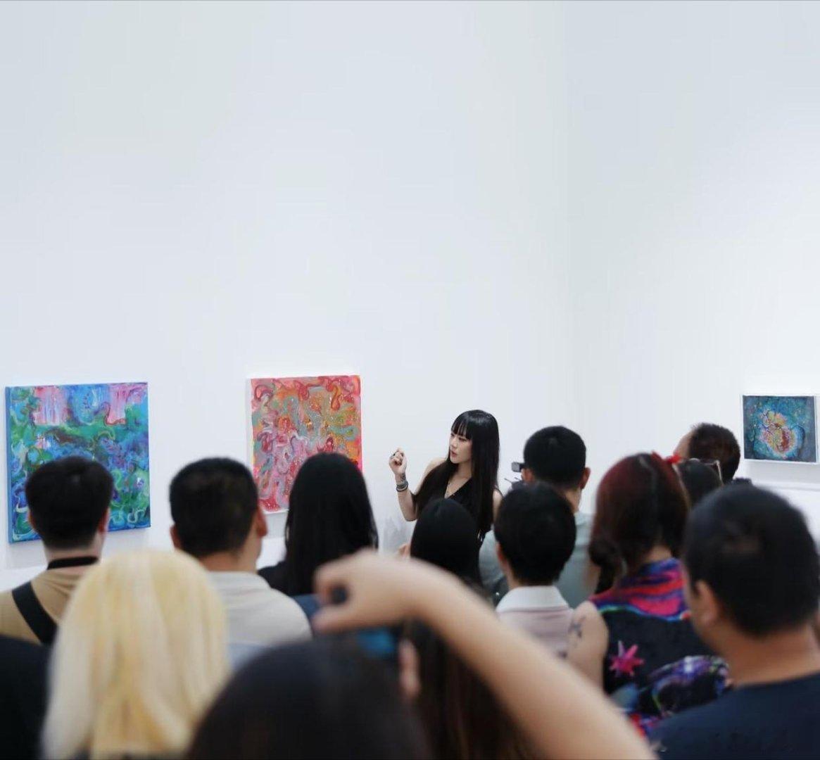 窦唯女儿窦佳嫄开画展，姜昆亲笔题字！姥爷高飞、母亲高原现场助阵​​​