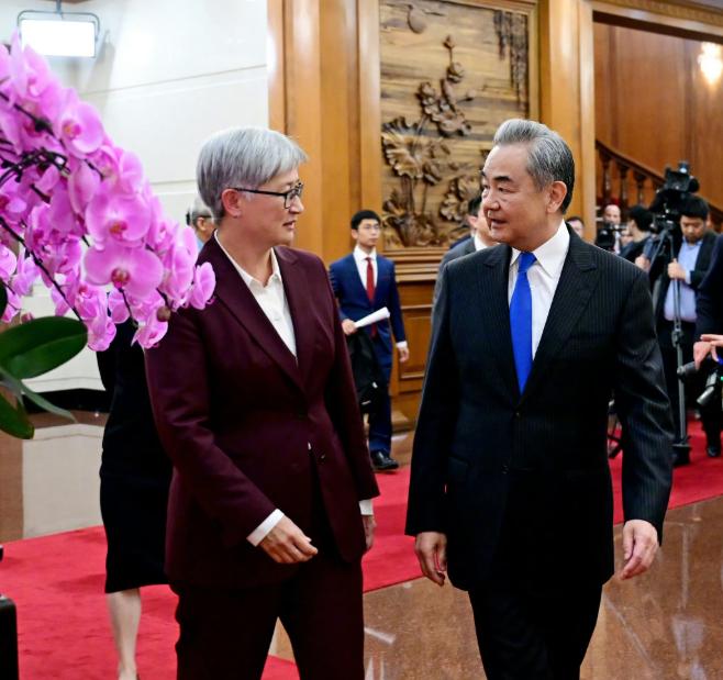 中澳外长正式谈妥，澳方当场给出关键表态4月29日，中澳两国外长举行第八