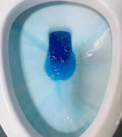 我家马桶一直蓝蓝的，水冲出来都是蓝色，觉得干净又清香。直到上周马桶漏水，请师傅来
