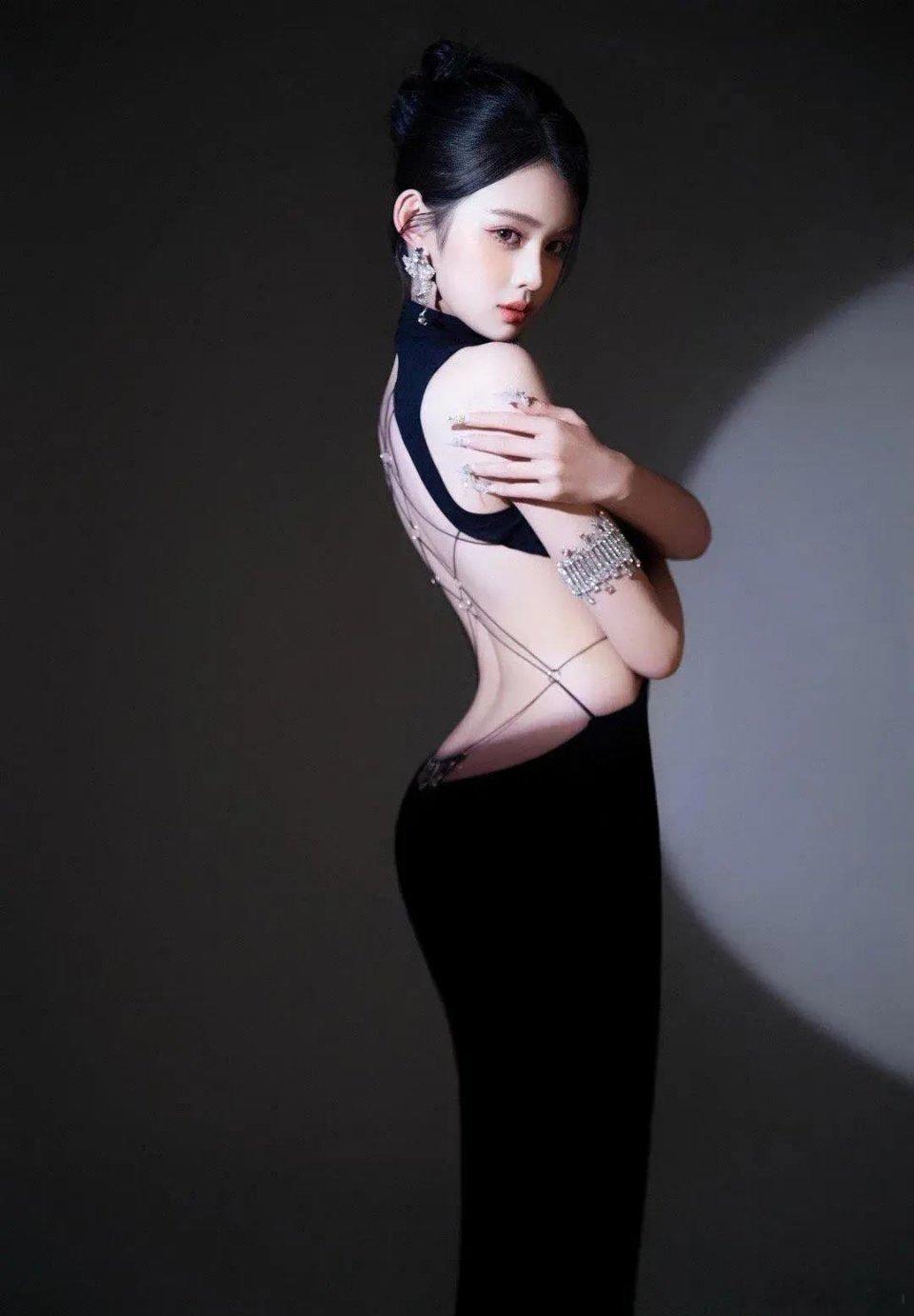 这样的盘面就是一个死样，银行一涨鸡飞狗跳，虚假繁荣。大家慎重出手或者休息。下次绝