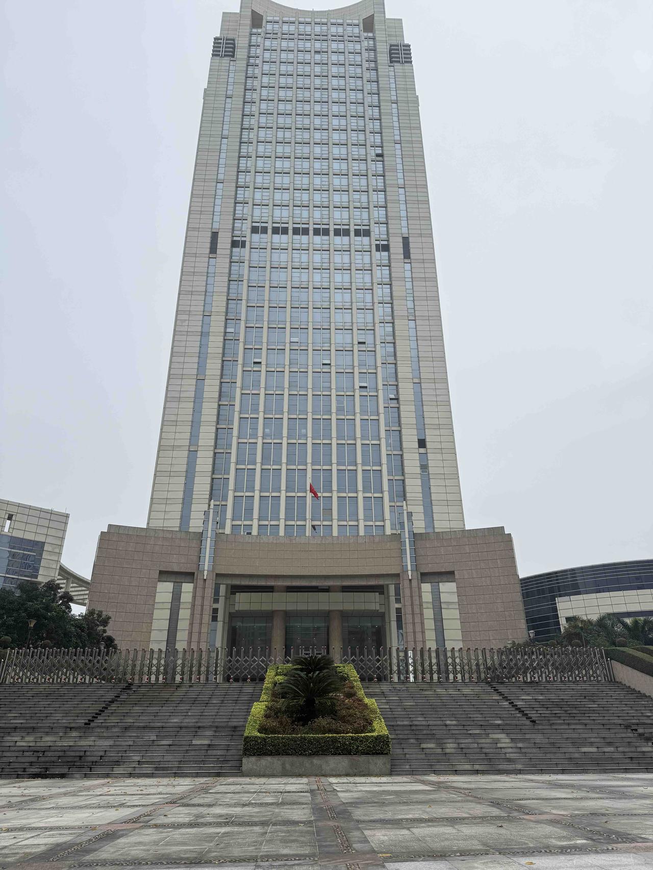 我们不该把圆滑当高情商，那些能力好却混不好的人，说明他们人品不差，是这个世道急需