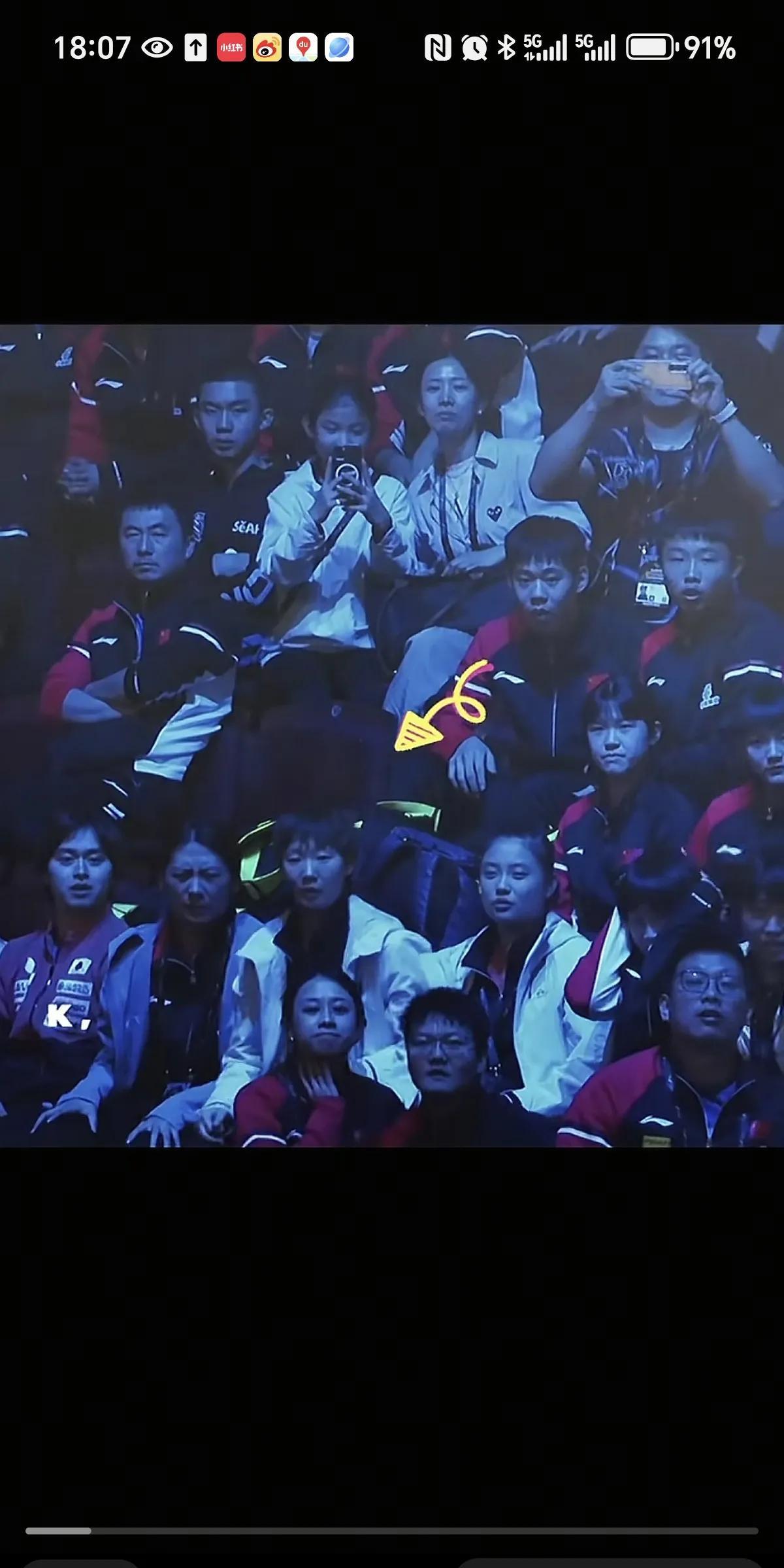 08月25日，王曼昱看男单林诗栋决赛时，感觉坐着弹簧一样，坐下来又弹了起来，隔着