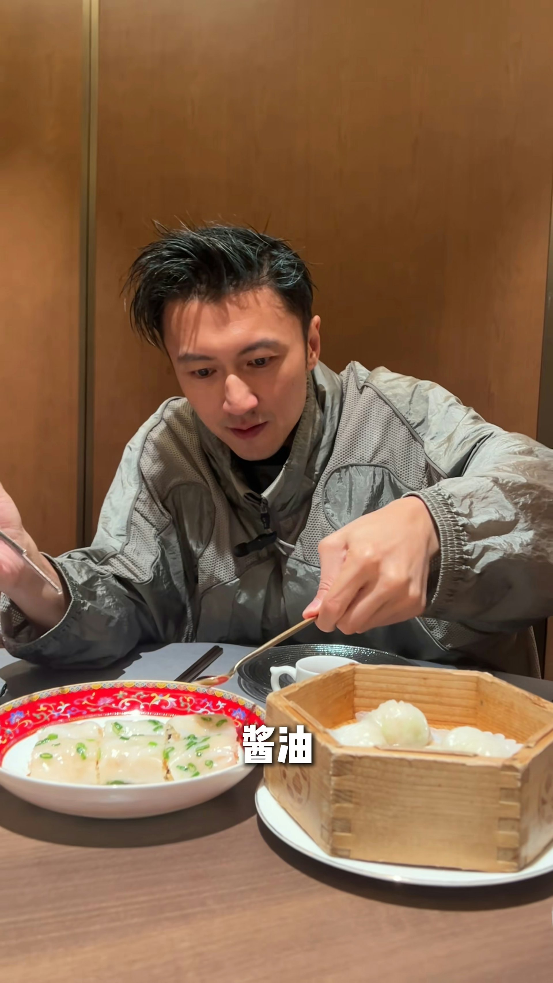 谢霆锋与爸爸谢贤、妈妈狄波拉，一家三口聚餐。​​​