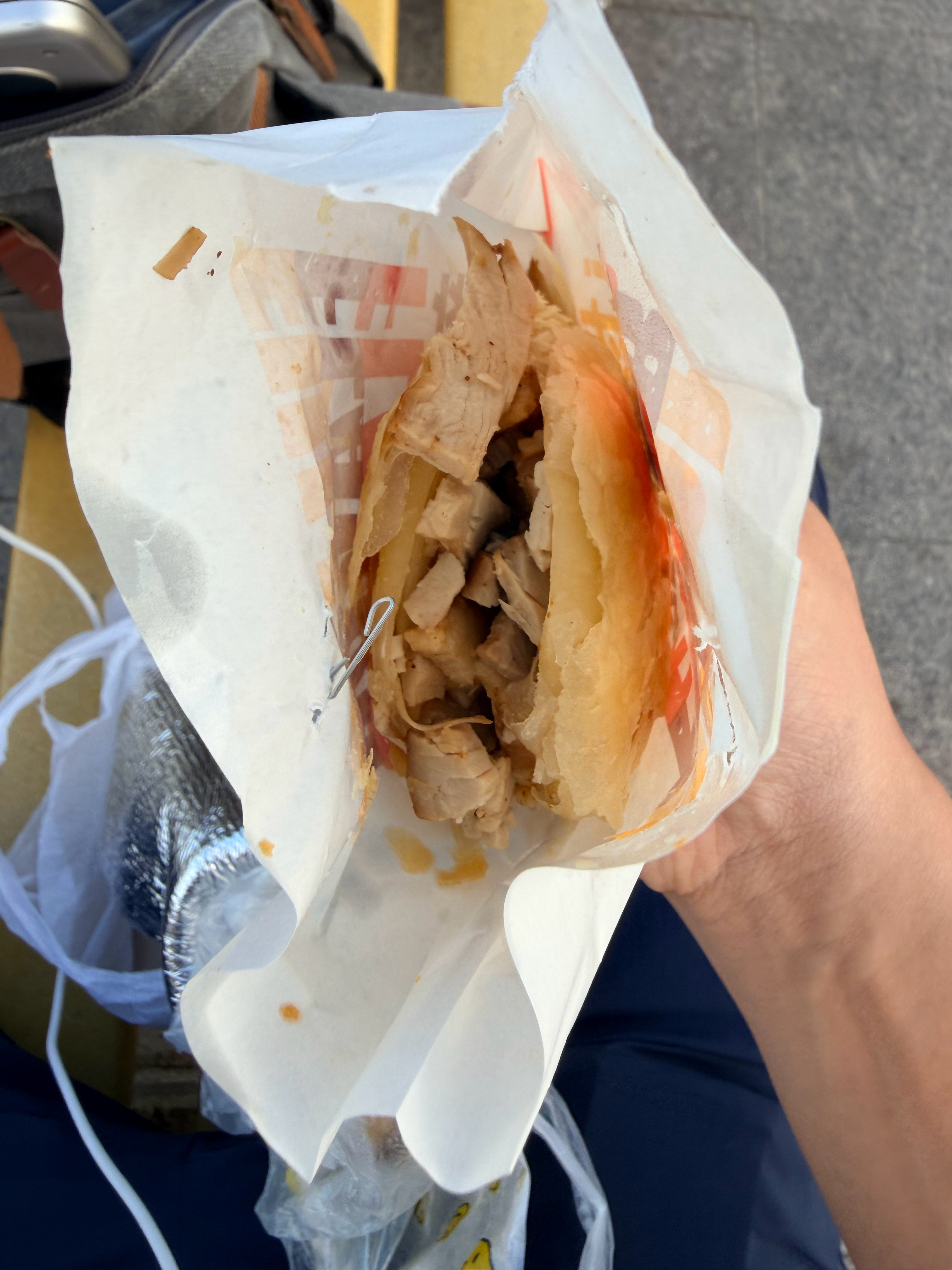刚才吃完赤峰对夹，我就想抽烟，坐在广场的板凳上，去一个一个问旁人借一个火，问到第