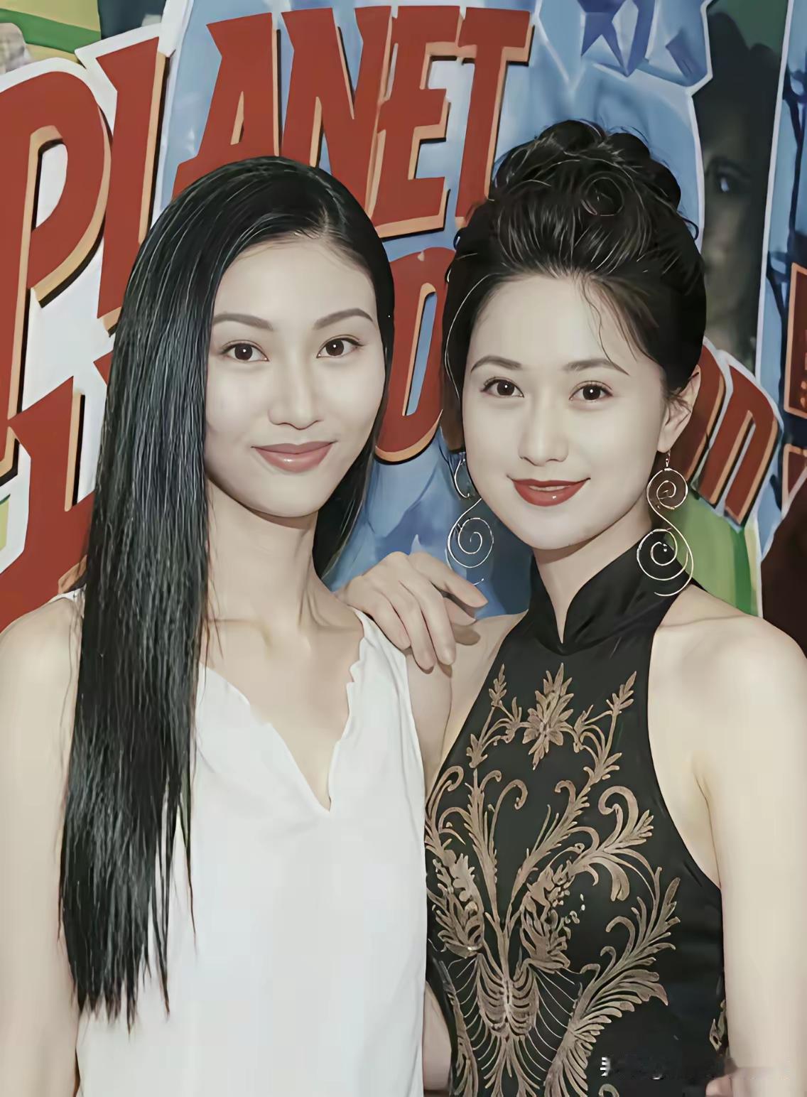 这张照片确实李嘉欣比不上旁边的美女，可能年纪大了，面相变了。当年年轻的时候是