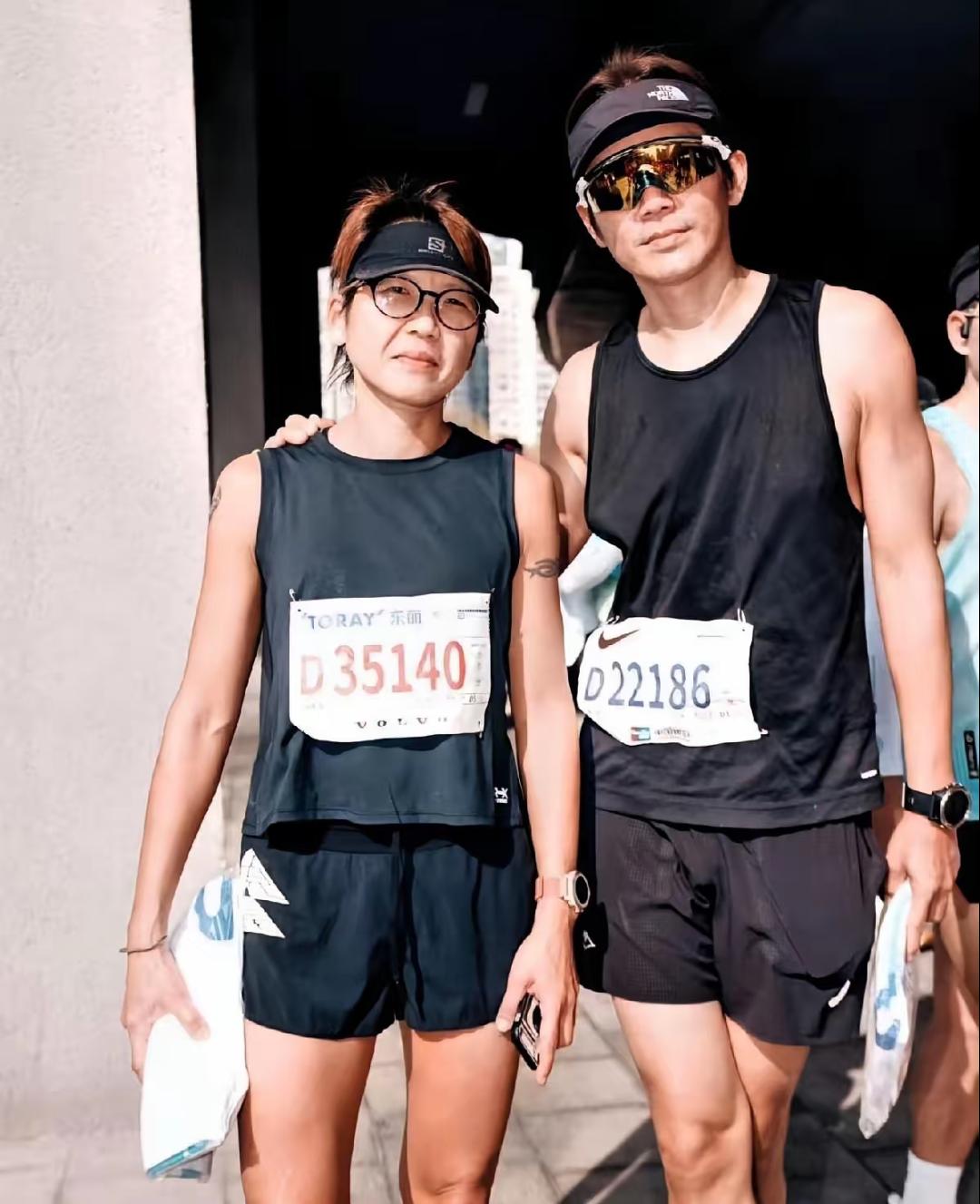 终于弄明白，为什么钟汉良看着一点没老了，不是因为有钱，也不是心态好，而是他太