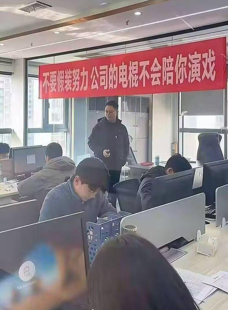 那这老板还不吝啬电费的