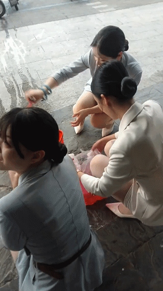 男子钓的鱼太多自己又吃不完。他在途经一家金店门口的时候，将他钓的鱼都免费送给了