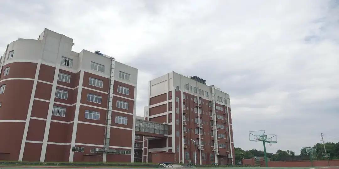 长沙一所民办高中倒了。结果当初被我们学校拒收的学生，现在又被硬塞了回来。我