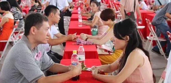 被迫谈判，很无奈…小王和小宋经过相亲认识一年，彼此也算认可，在双方父母的催促下